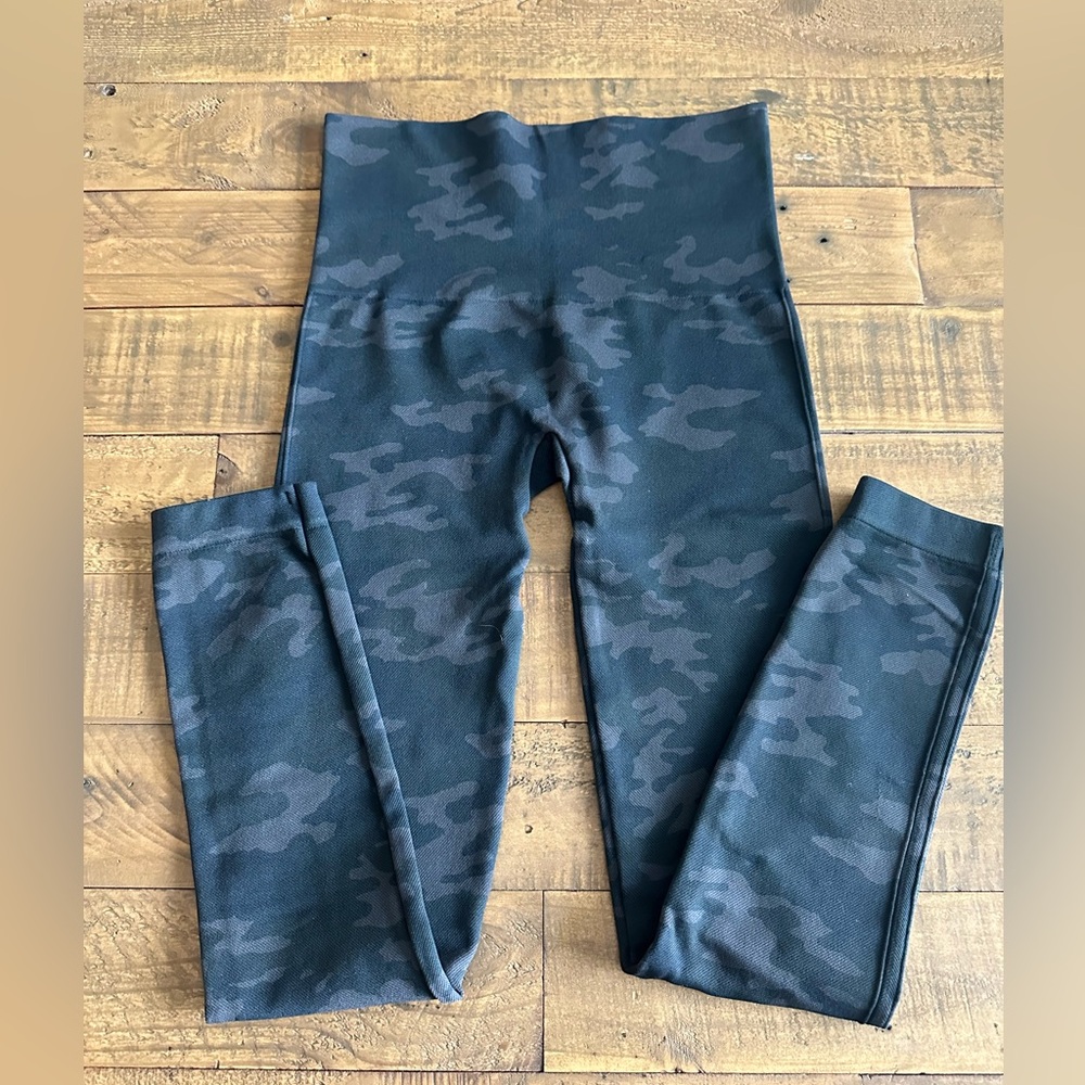 Spanx Look At Me Now Seamless Leggings -‎ Size Medium